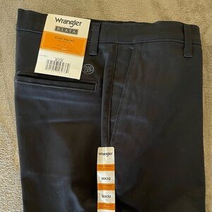 Wrangler Men’s Riata Flat Front Relaxed Fit 30x32